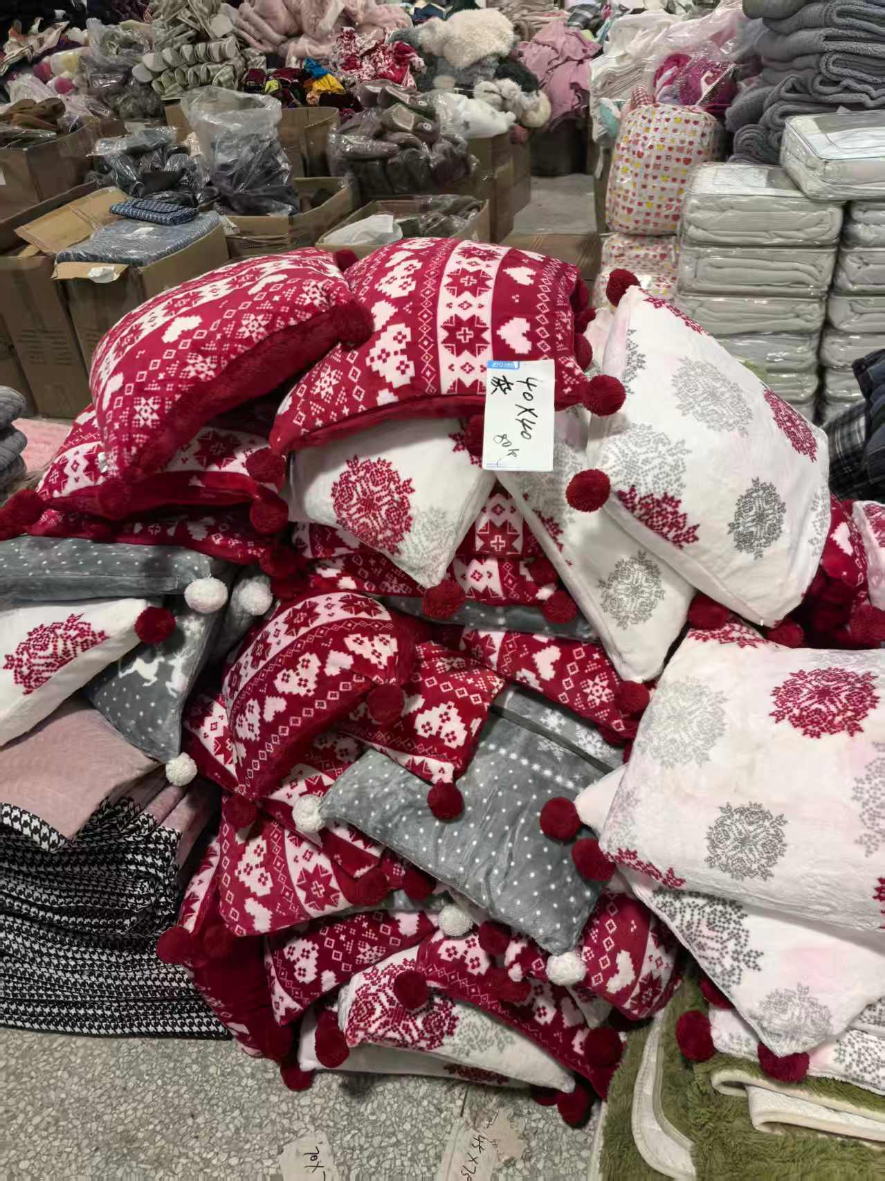 《厚广家》3楼40×40杂款带小球款法兰绒抱枕 不挑色 发4个瑕疵