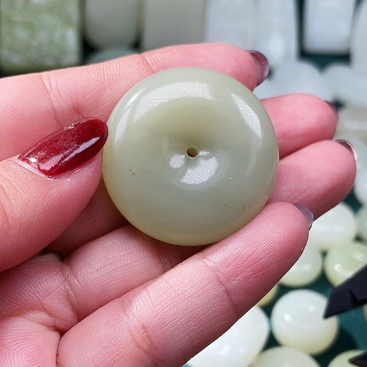 红***丽和田玉（糖玉）未镶嵌颈饰