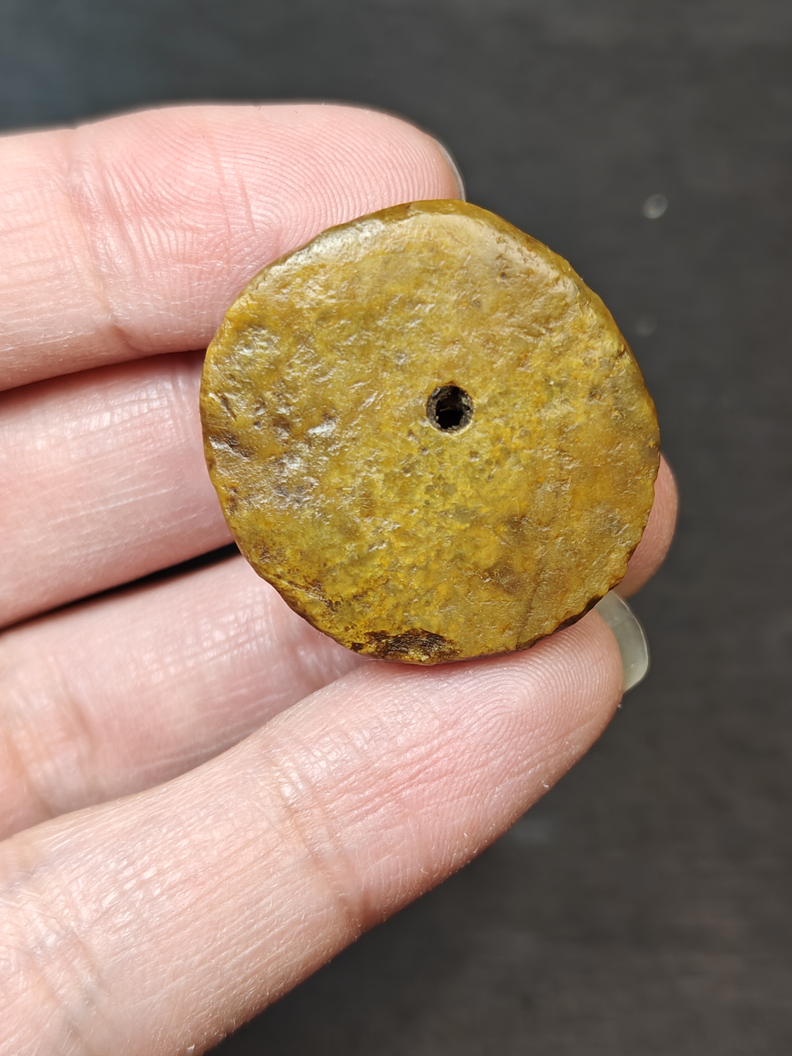 寿山石寺坪田料原石。平安扣 非常完整，可做手玩挂件