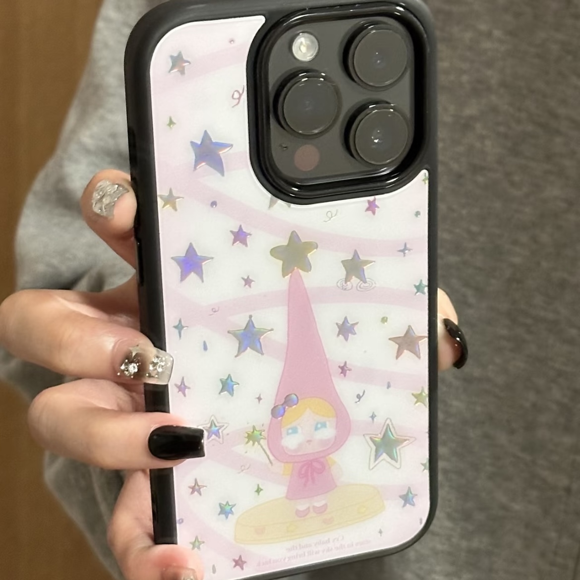 鎏金长帽哭泣女孩玻璃黑边适用苹果iPhone16promax手机壳15/14/13