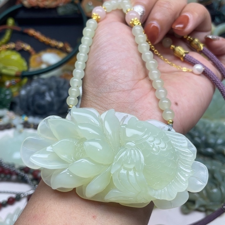 蛇纹石玉未镶嵌颈饰