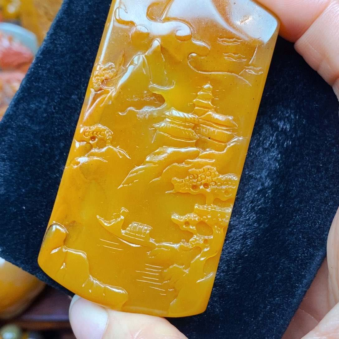 未镶嵌石英质玉（黄龙玉）颈饰
