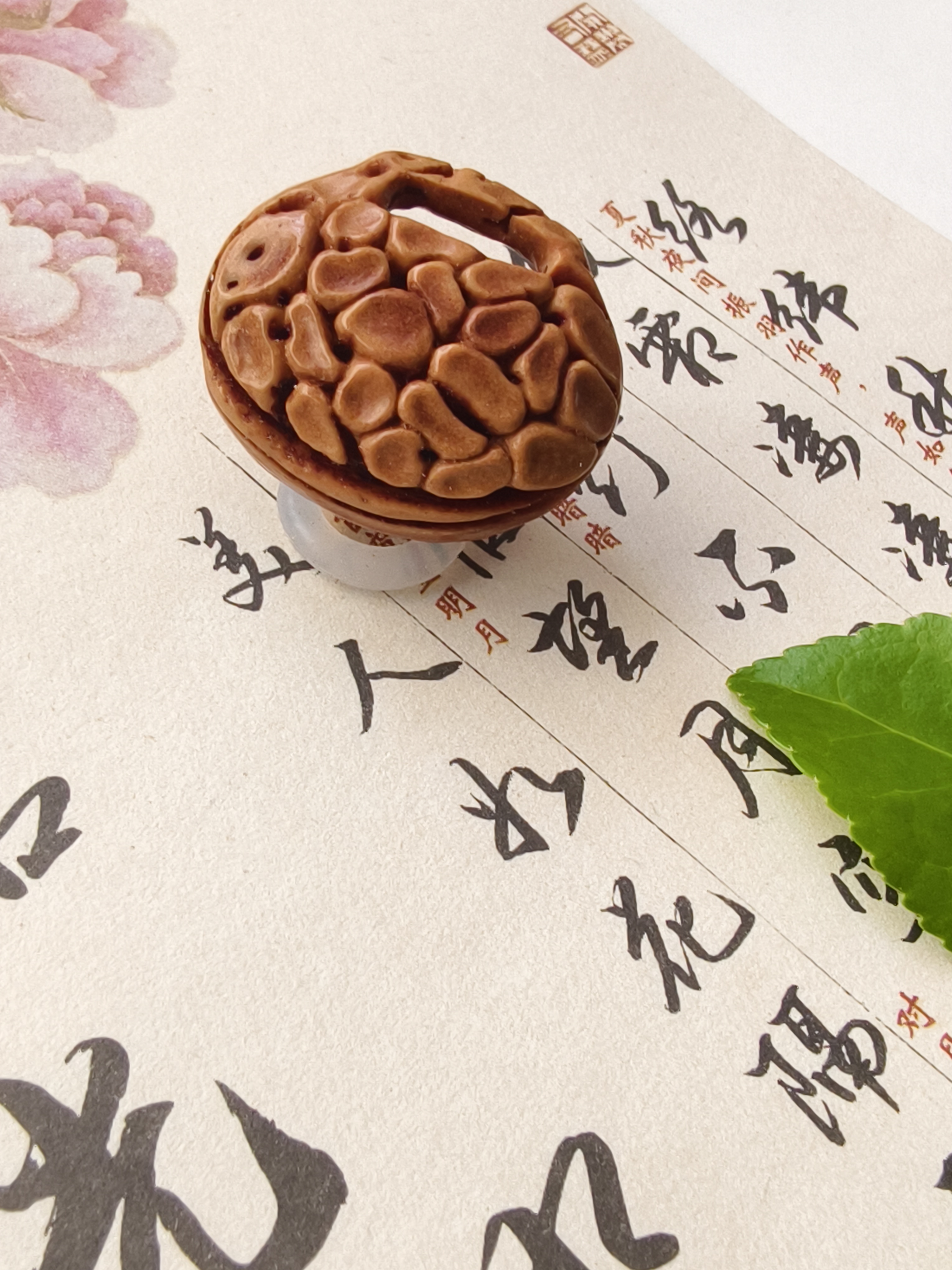 桃核纯手工雕刻如意锁