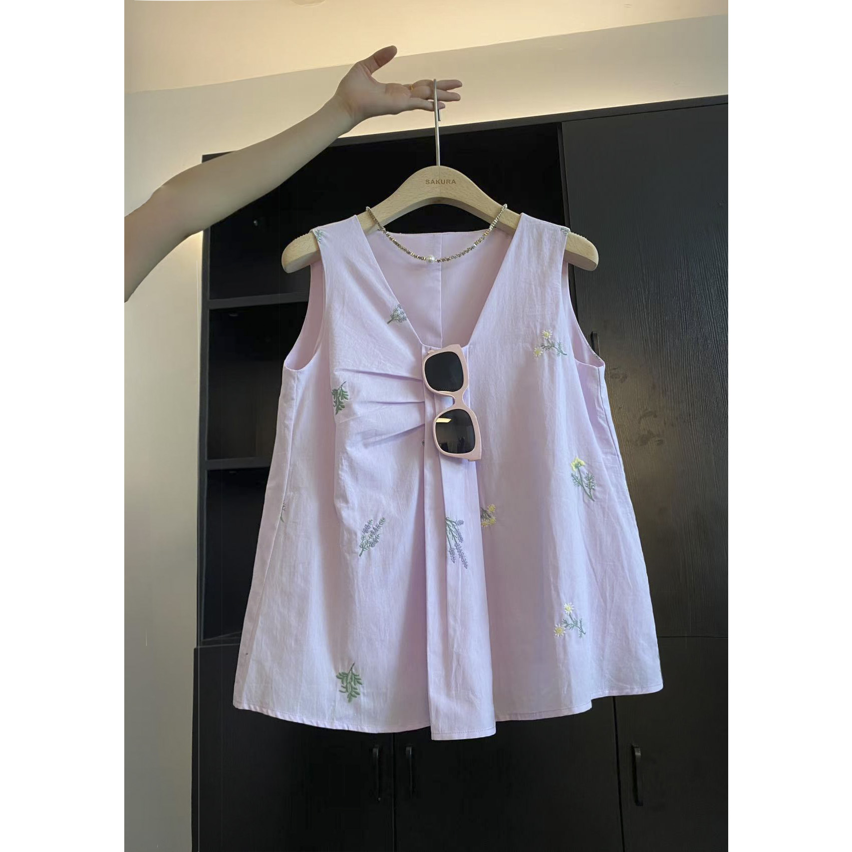 璎婲sᴀᴋᴜʀᴀ【桃心夏日】媛韩版V领小压褶刺绣花朵减龄甜美无袖衬衫