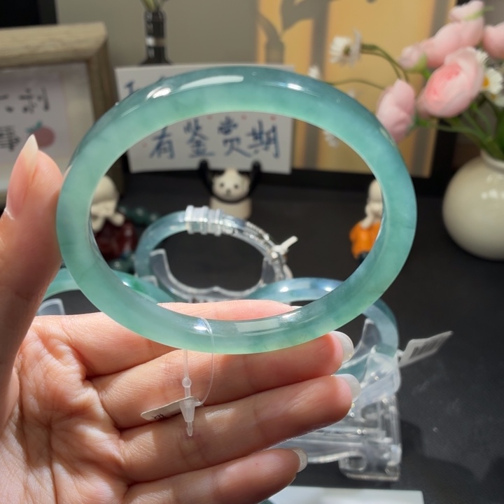 翡翠未镶嵌手镯渐变冰蓝绿方条