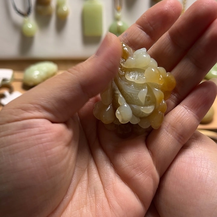 妙***.和田玉未镶嵌颈饰