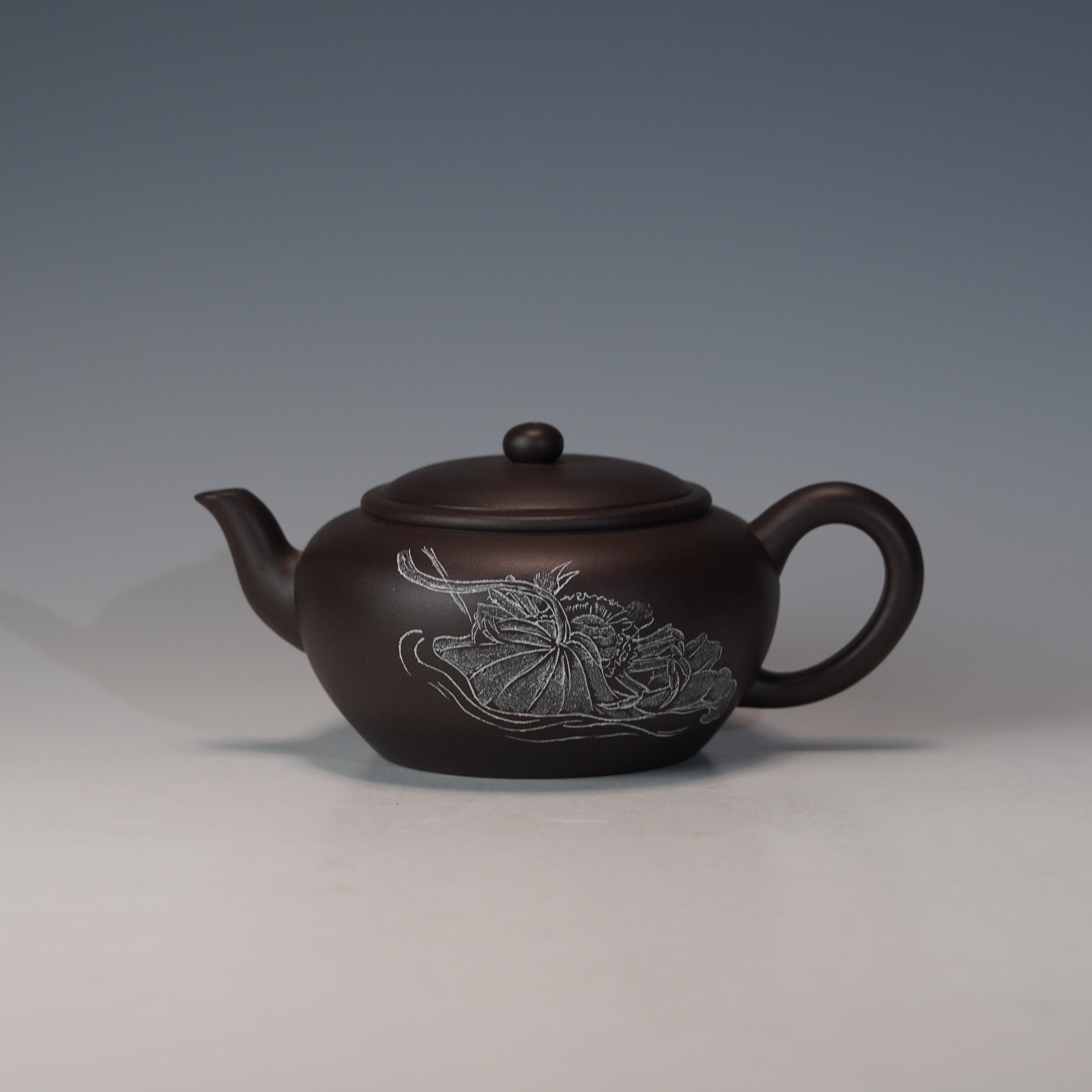lot.21640 周俊健 黑紫泥秋露壶 230cc