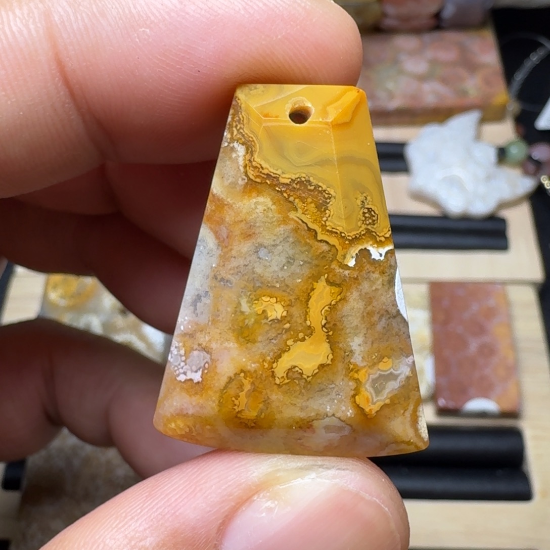 未镶嵌纯天然色有机玉石保真色石英质玉