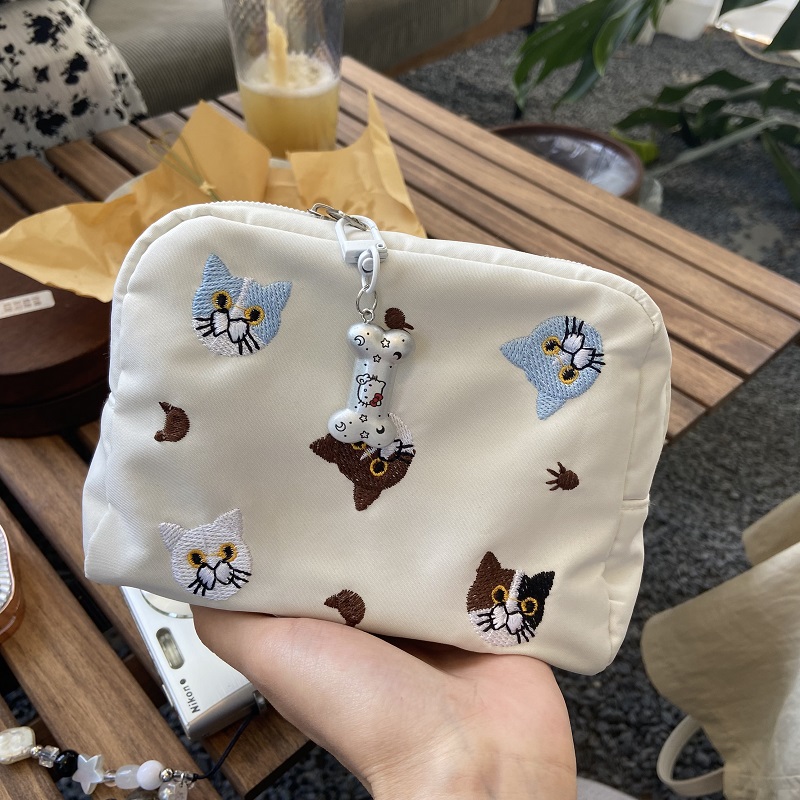  新款ins可爱刺绣猫咪化妆包大容量便携式口红气垫收纳精致杂物包