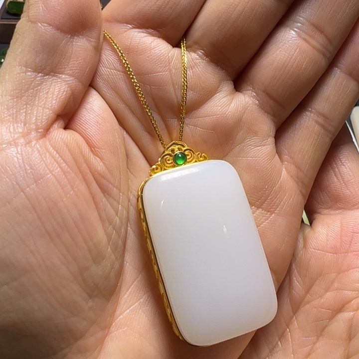 和田玉挂件18K金镶嵌