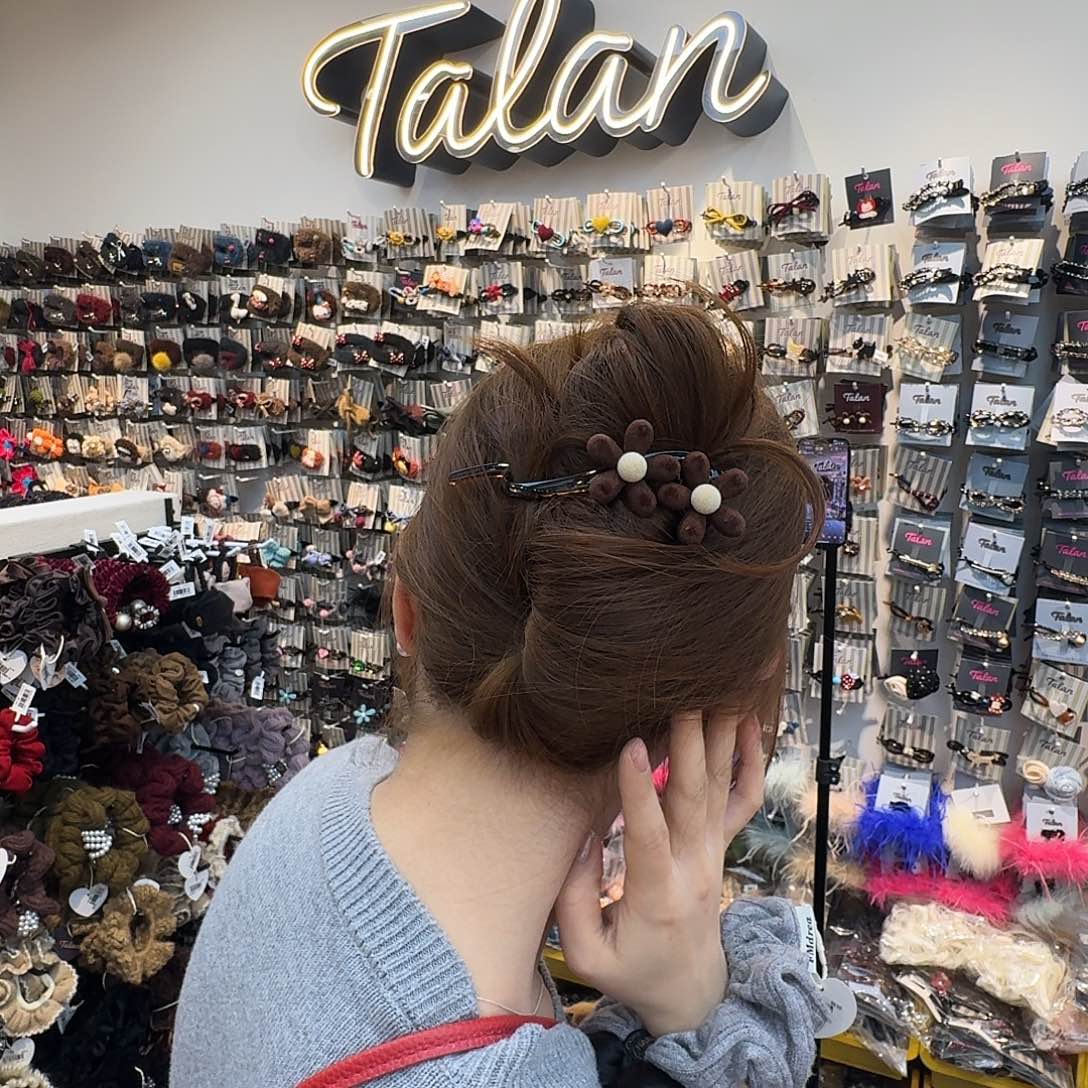 布艺非金属深棕色花花扭扭夹