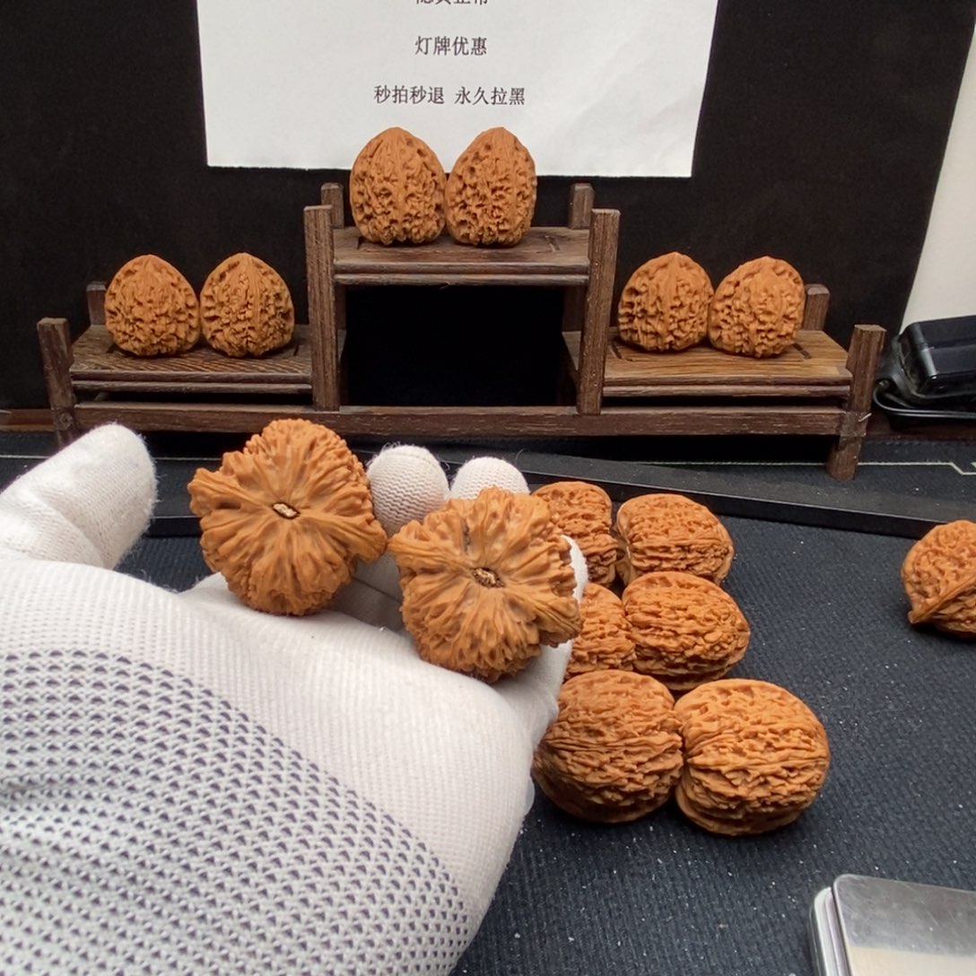 厉***龙文玩核桃吊坠编号900