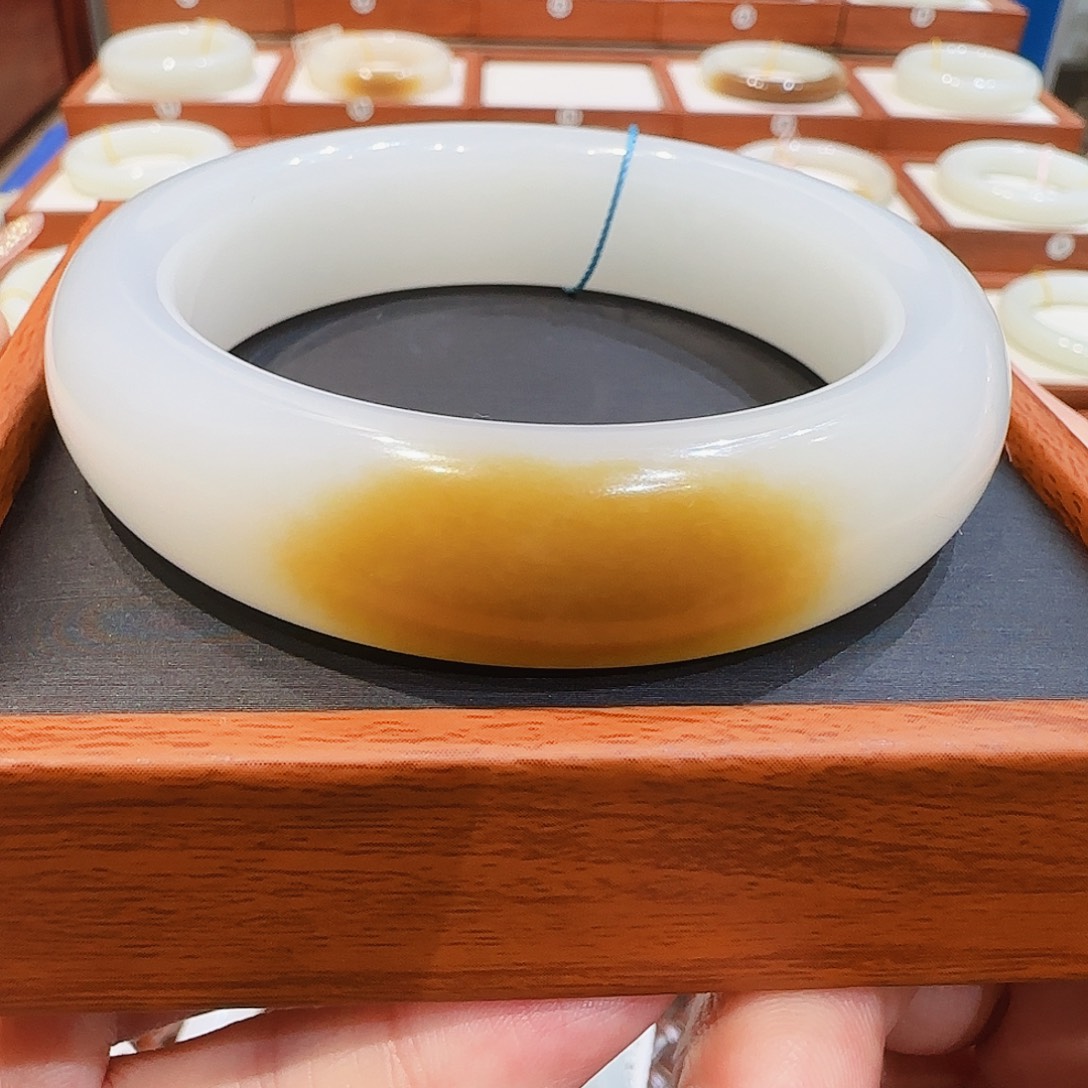 和田玉未镶嵌手镯