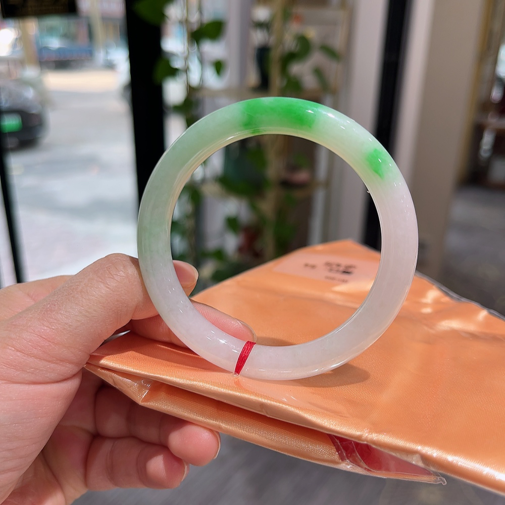 翡翠A货阳绿手镯，圈口54