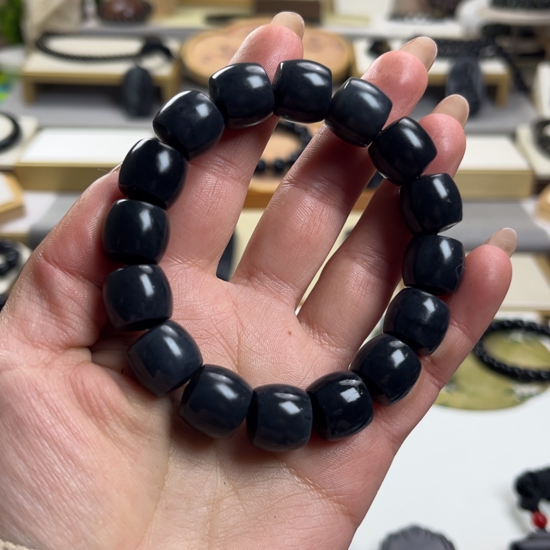 晓***庚和田玉（墨玉）未镶嵌颈饰卡14直切体验