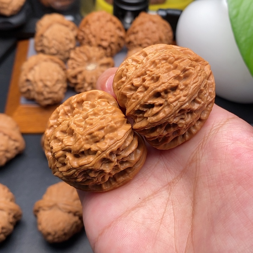 【闪购商品】文玩核桃把件三角白全品40