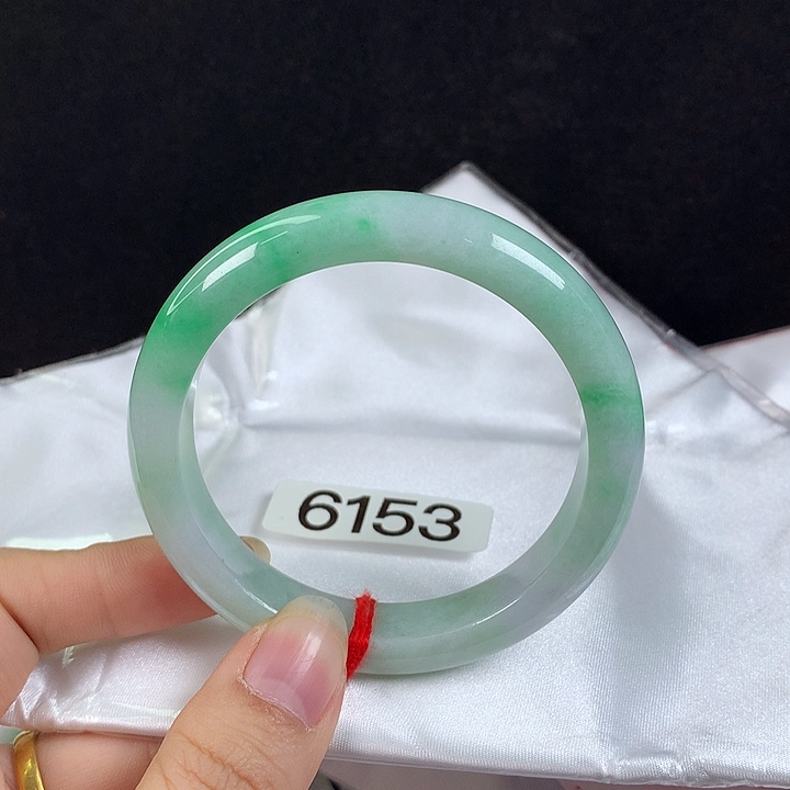 翡翠未镶嵌手镯56圈阳绿