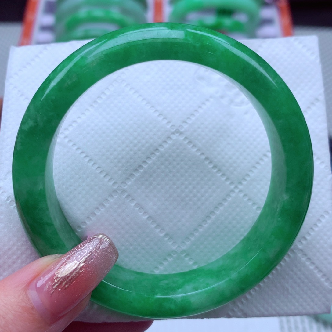 翡翠手镯未镶嵌翡翠