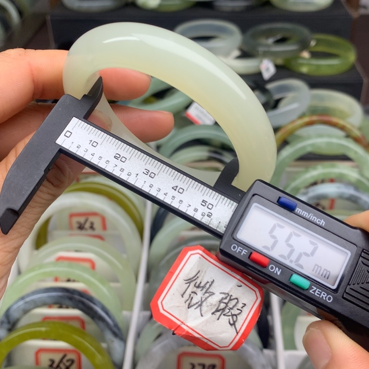 蛇纹石玉未镶嵌手镯388