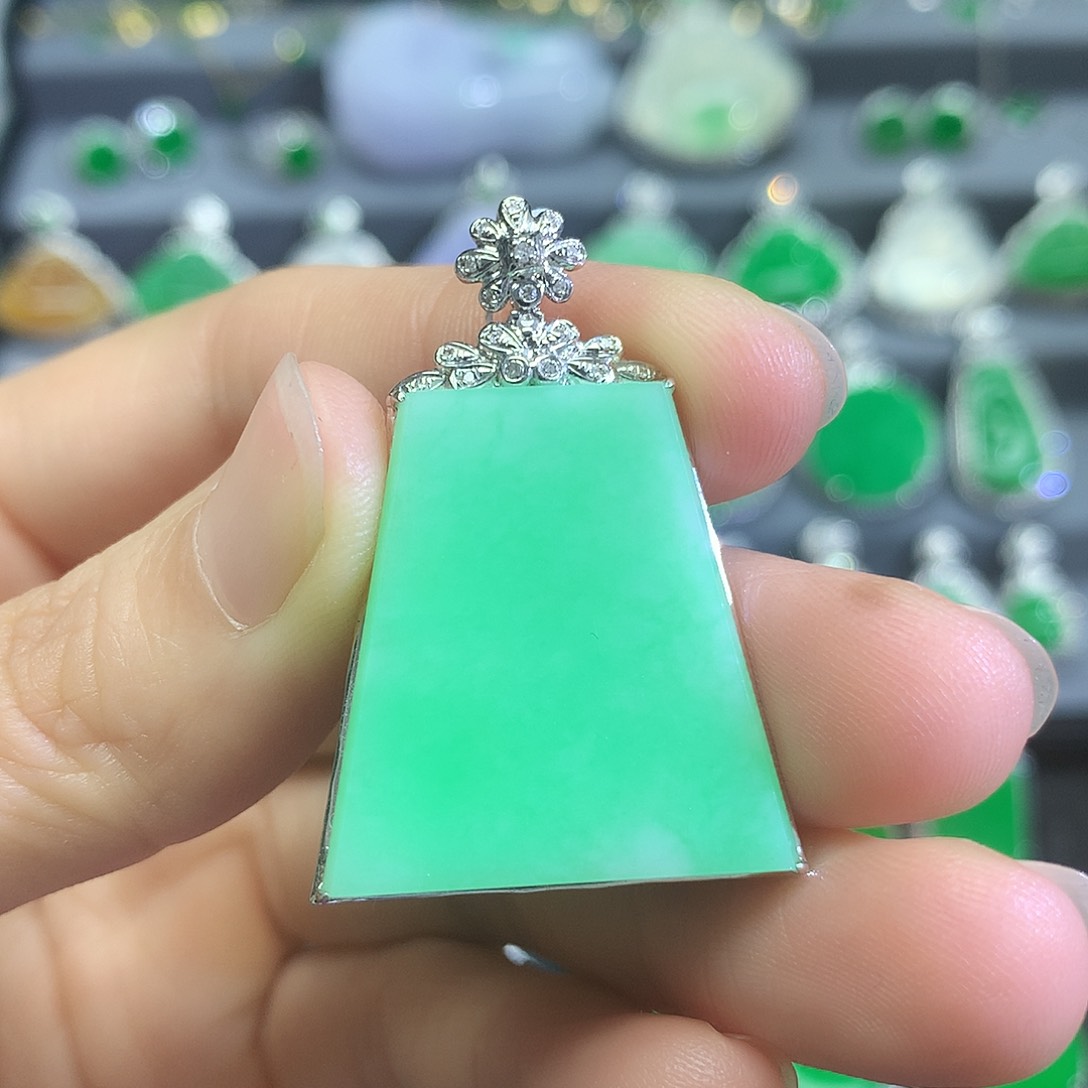 翡翠18K金镶嵌颈饰吊坠