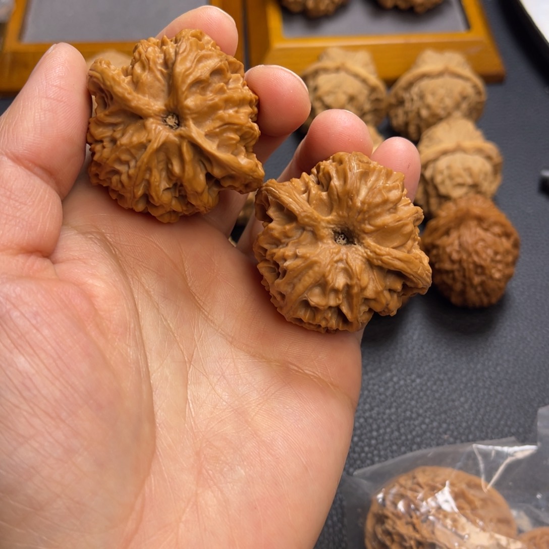 桃核把件42全品苹果园。孟