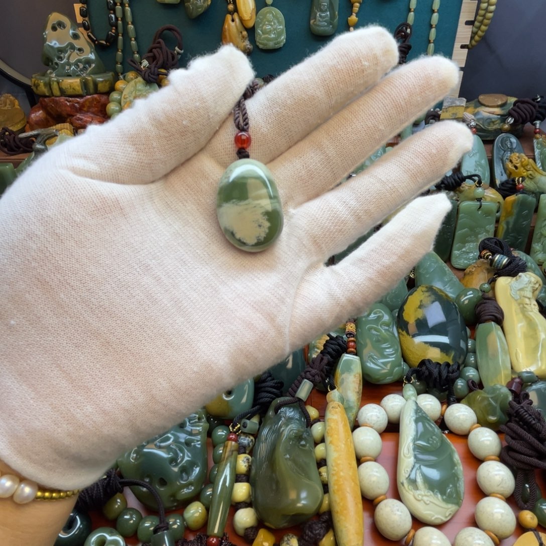 岫岩老玉（透闪石质玉）未镶嵌颈饰