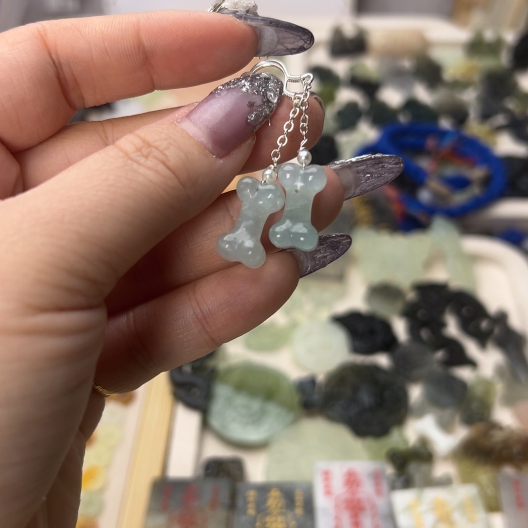 蛇纹石玉颈饰合金