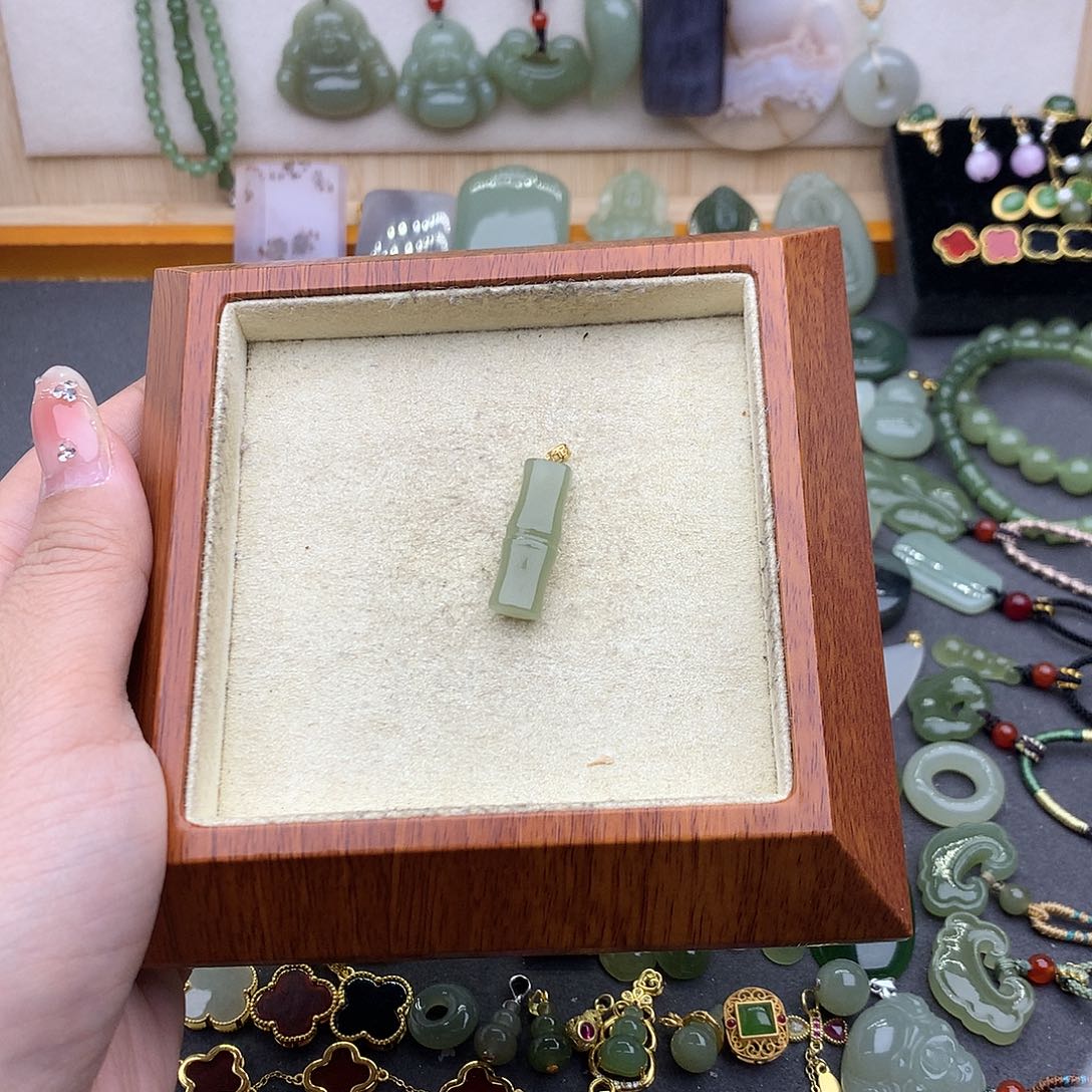 和田玉吊坠(不含链)18K金镶嵌