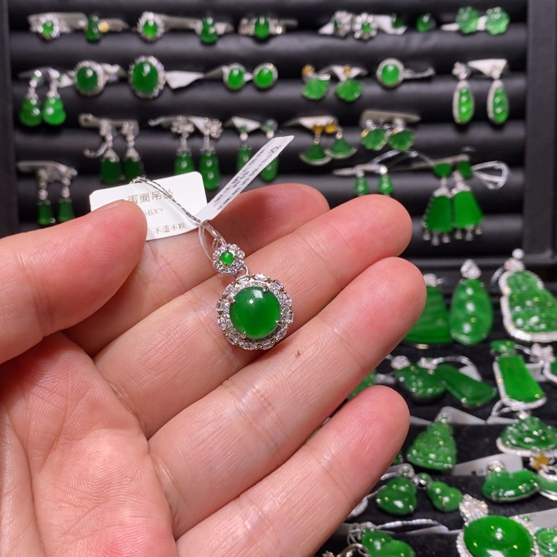 翡翠颈饰银S925镶嵌蛋面吊坠