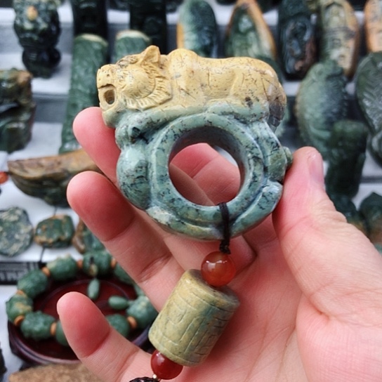 未镶嵌岫岩河磨玉（透闪石质玉）把件