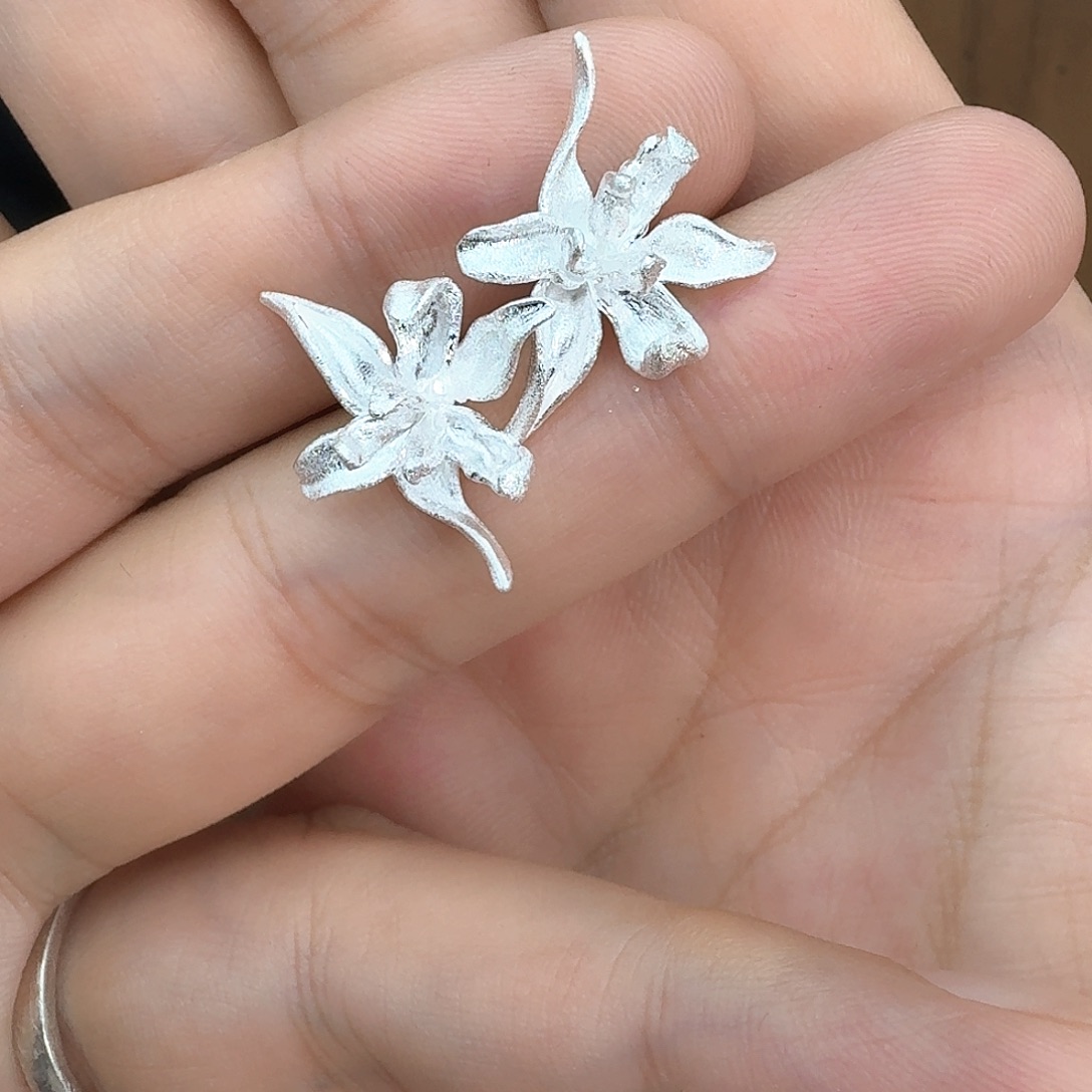 无足银鸢尾花耳钉银色