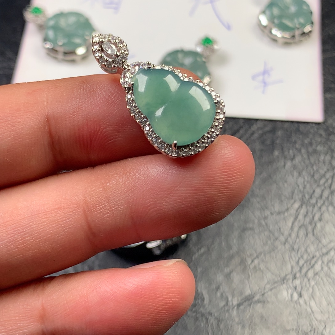 翡翠未镶嵌颈饰葫芦