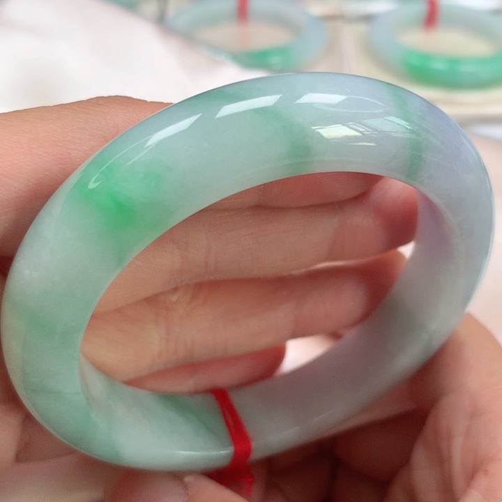 翡翠手镯未镶嵌春彩阳绿飘花51号