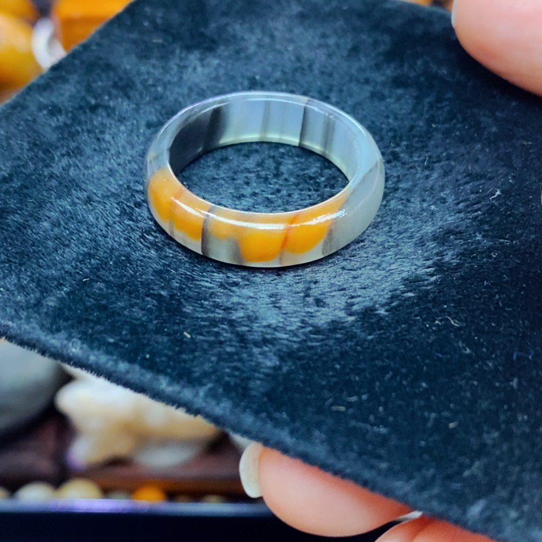 未镶嵌石英质玉（黄龙玉）项链