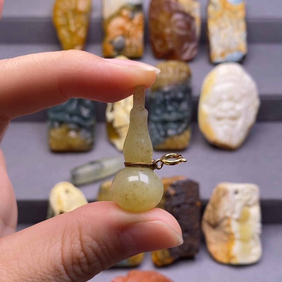 山***厂和田玉未镶嵌颈饰挂件