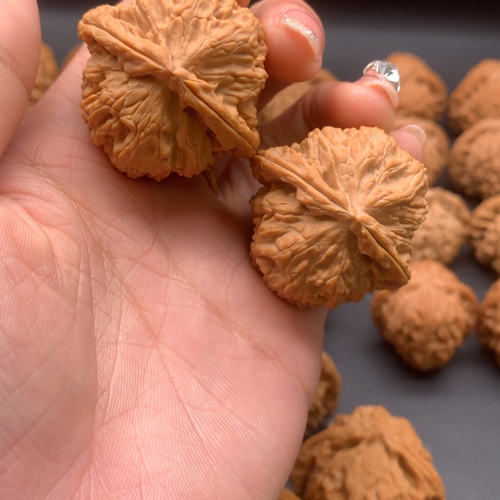 文玩核桃把件风****风三角白狮子尖部有点黄点