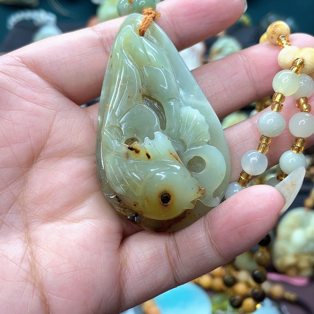 蛇纹石玉颈饰未镶嵌