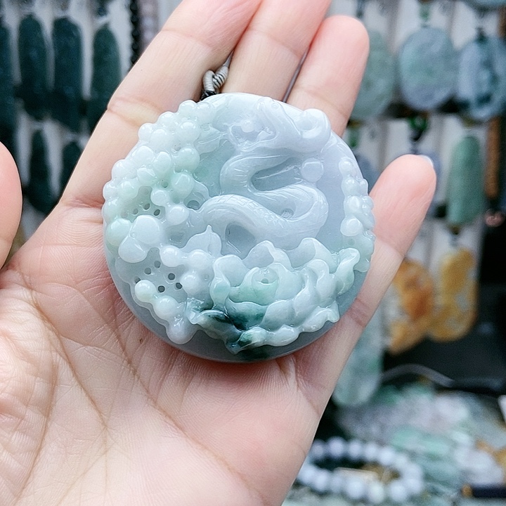 颈饰足铂镶嵌翡翠翡翠