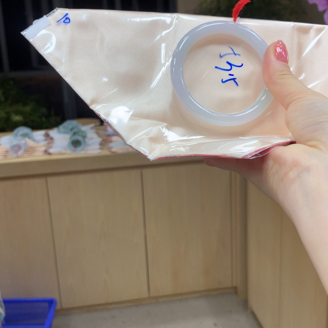 翡翠手镯未镶嵌不退不换