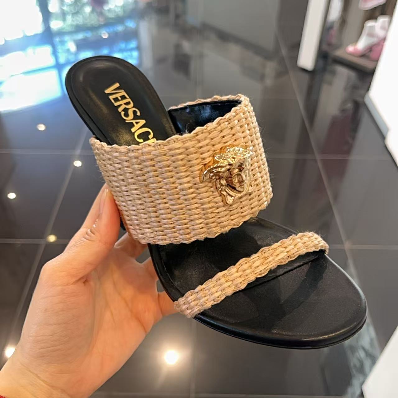 未使用 VERSACE/范思哲 女鞋美杜莎金扣编织粗高跟凉拖鞋