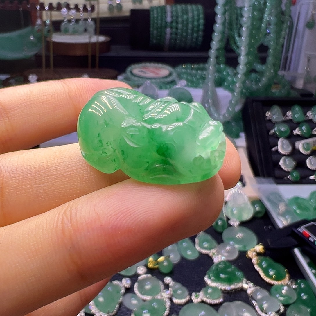 石英质玉（非洲翠）未镶嵌颈饰