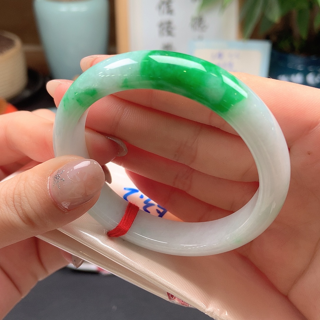翡翠未镶嵌手镯辣绿白底青34号