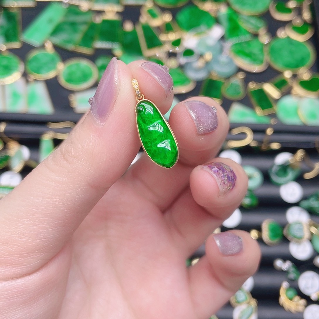 翡翠颈饰18K金镶嵌天然翡翠