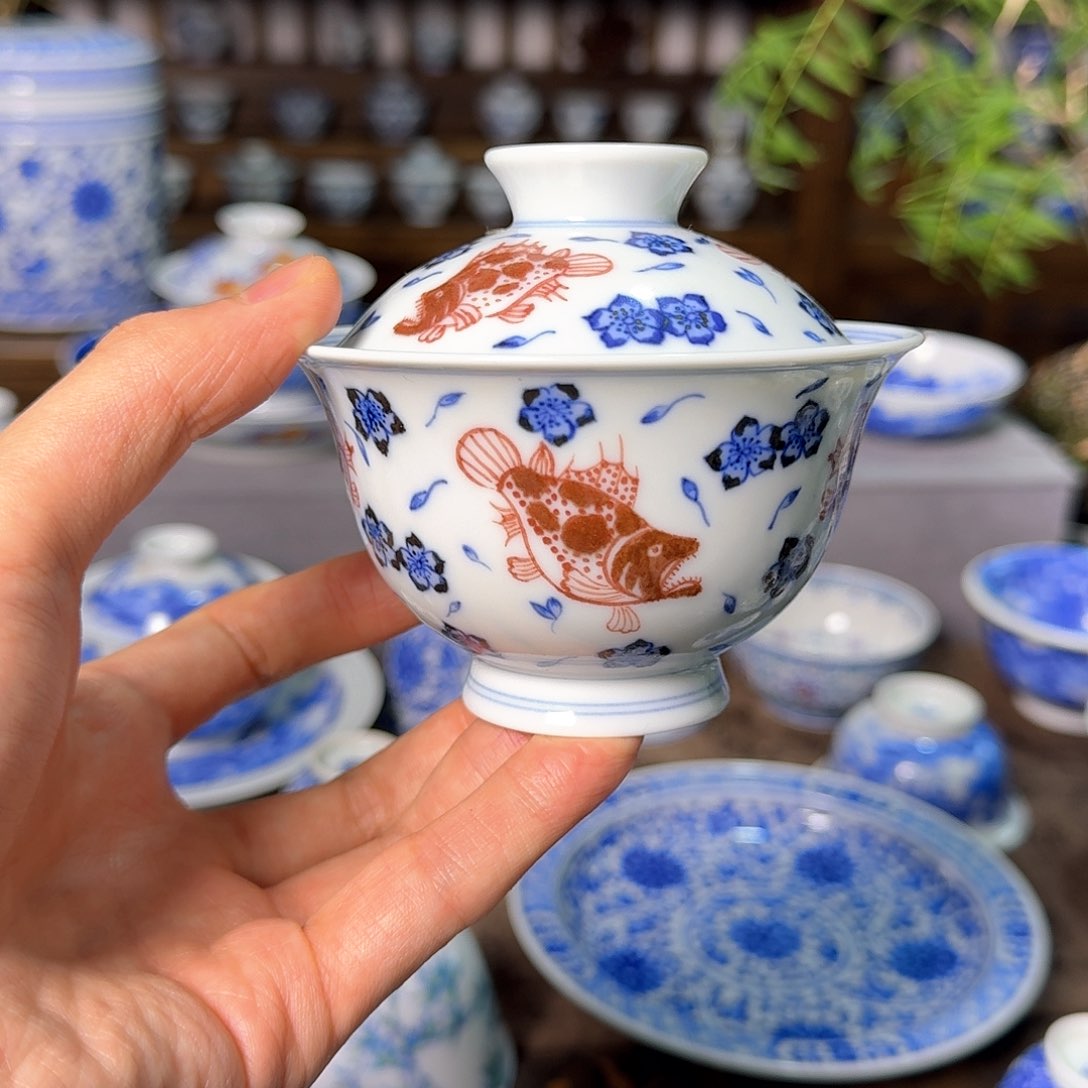 明逸堂青花釉里红桃花鲑鱼盖碗