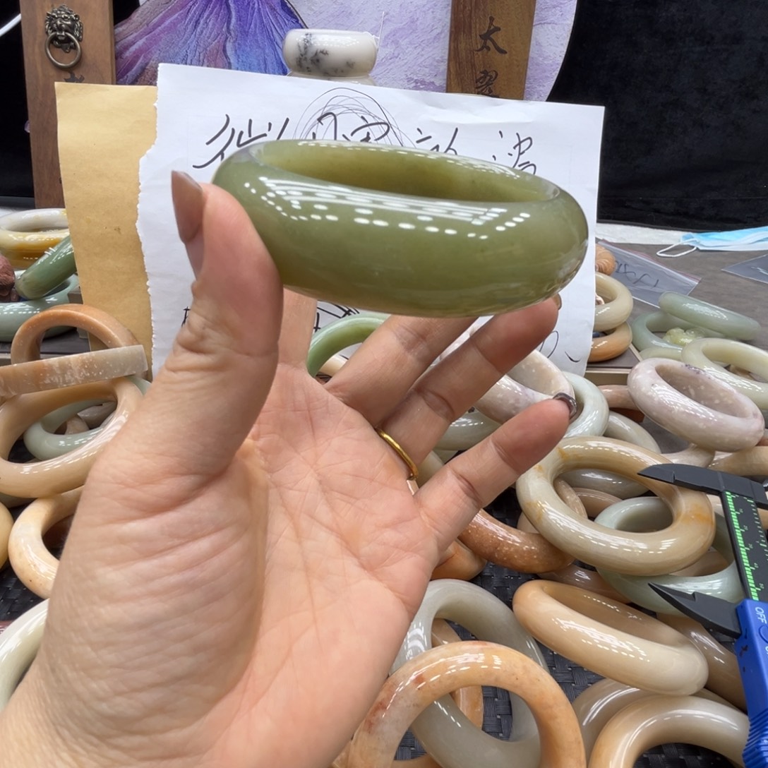 王***子石英质玉未镶嵌手镯