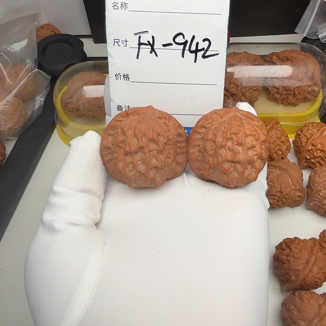 干***给文玩核桃吊坠瓷娃娃