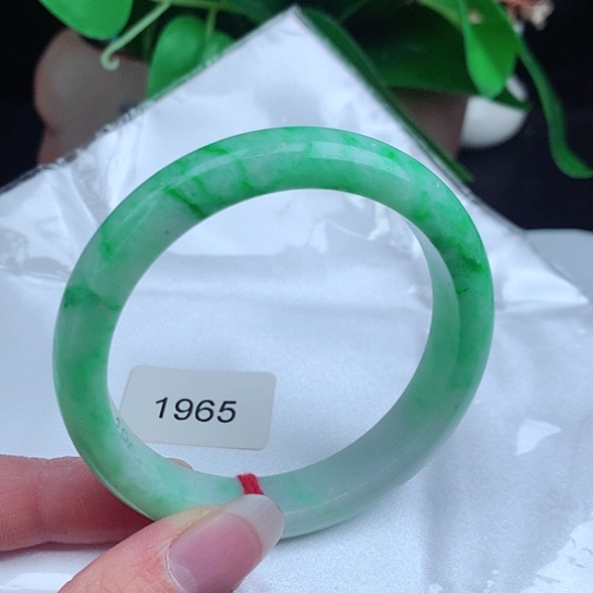 翡翠手镯未镶嵌       正圈56 白底青