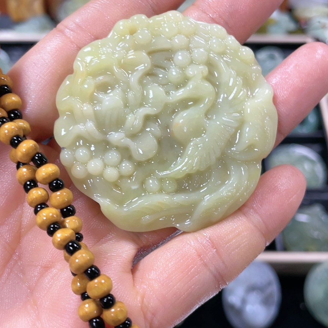 蛇纹石玉颈饰未镶嵌