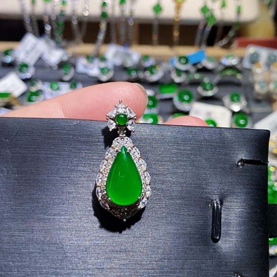 翡翠未镶嵌颈饰吊坠