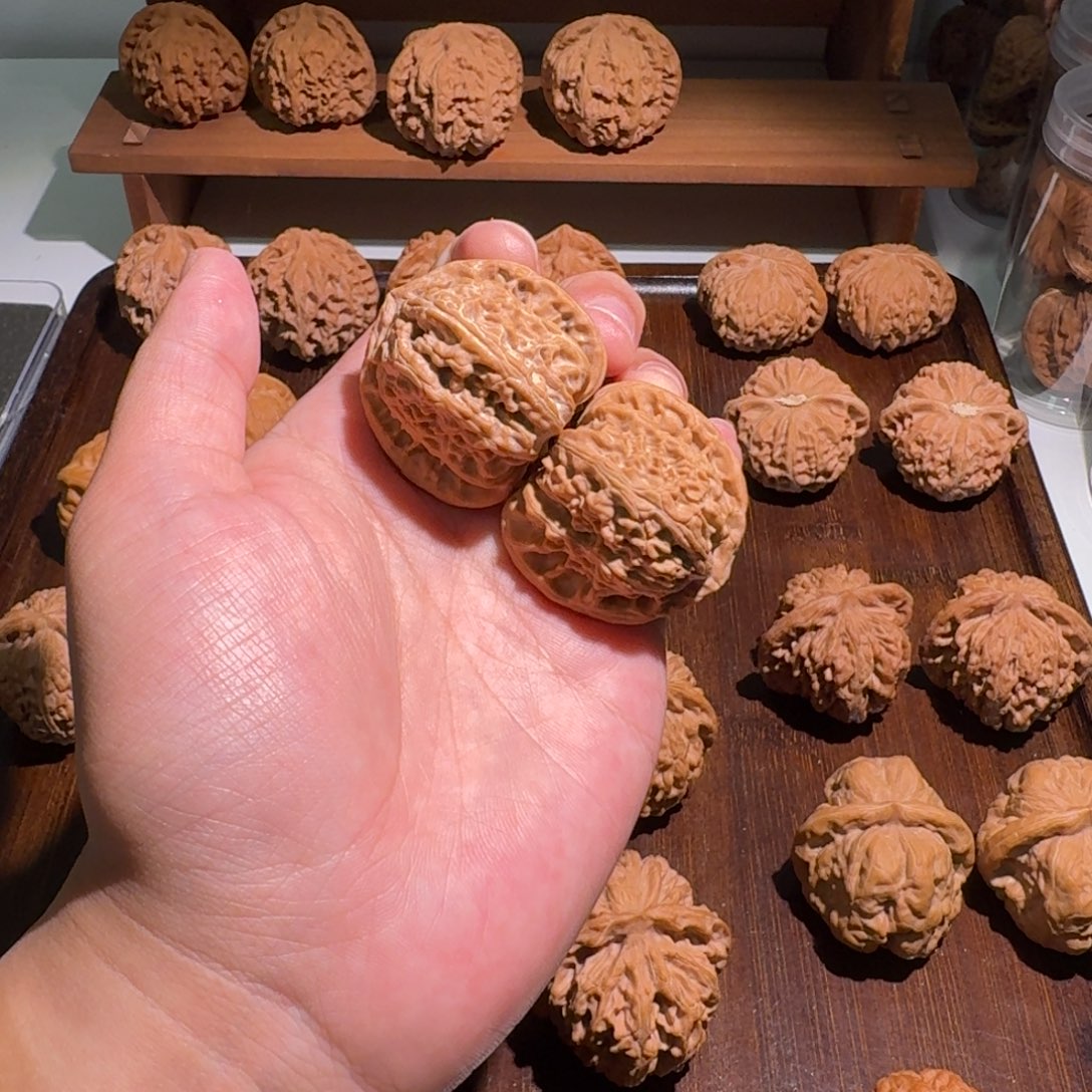 H***N文玩核桃把件白狮子有黄